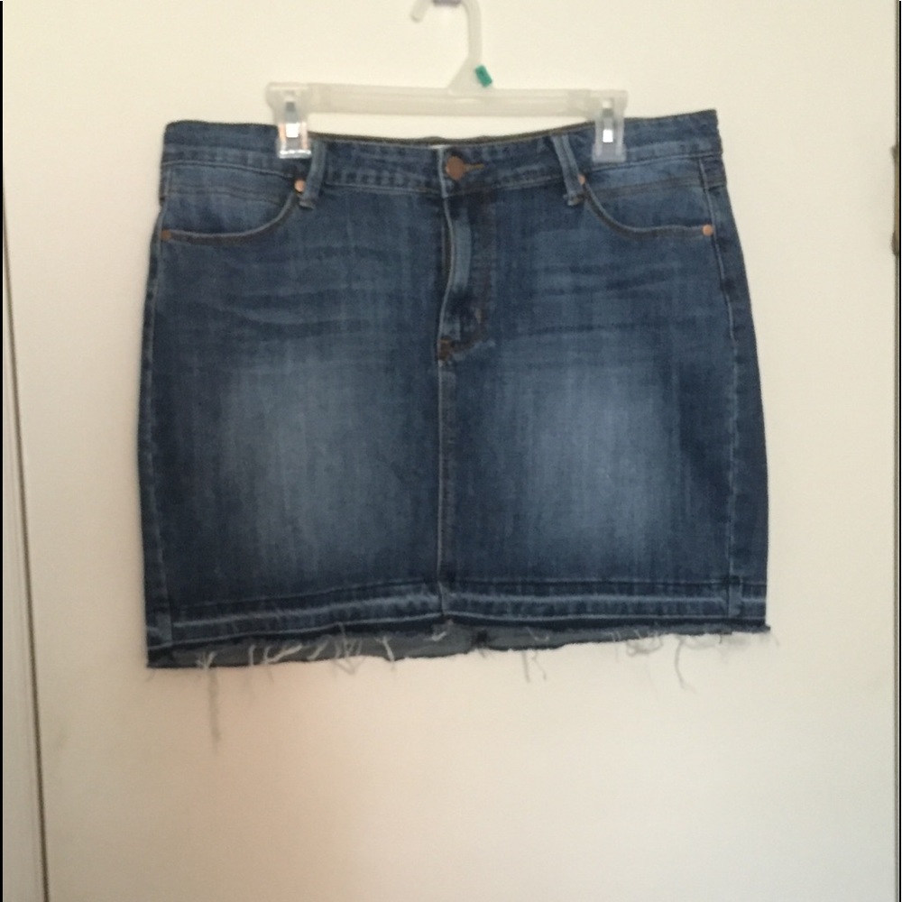 Jean skirt with distressed hem